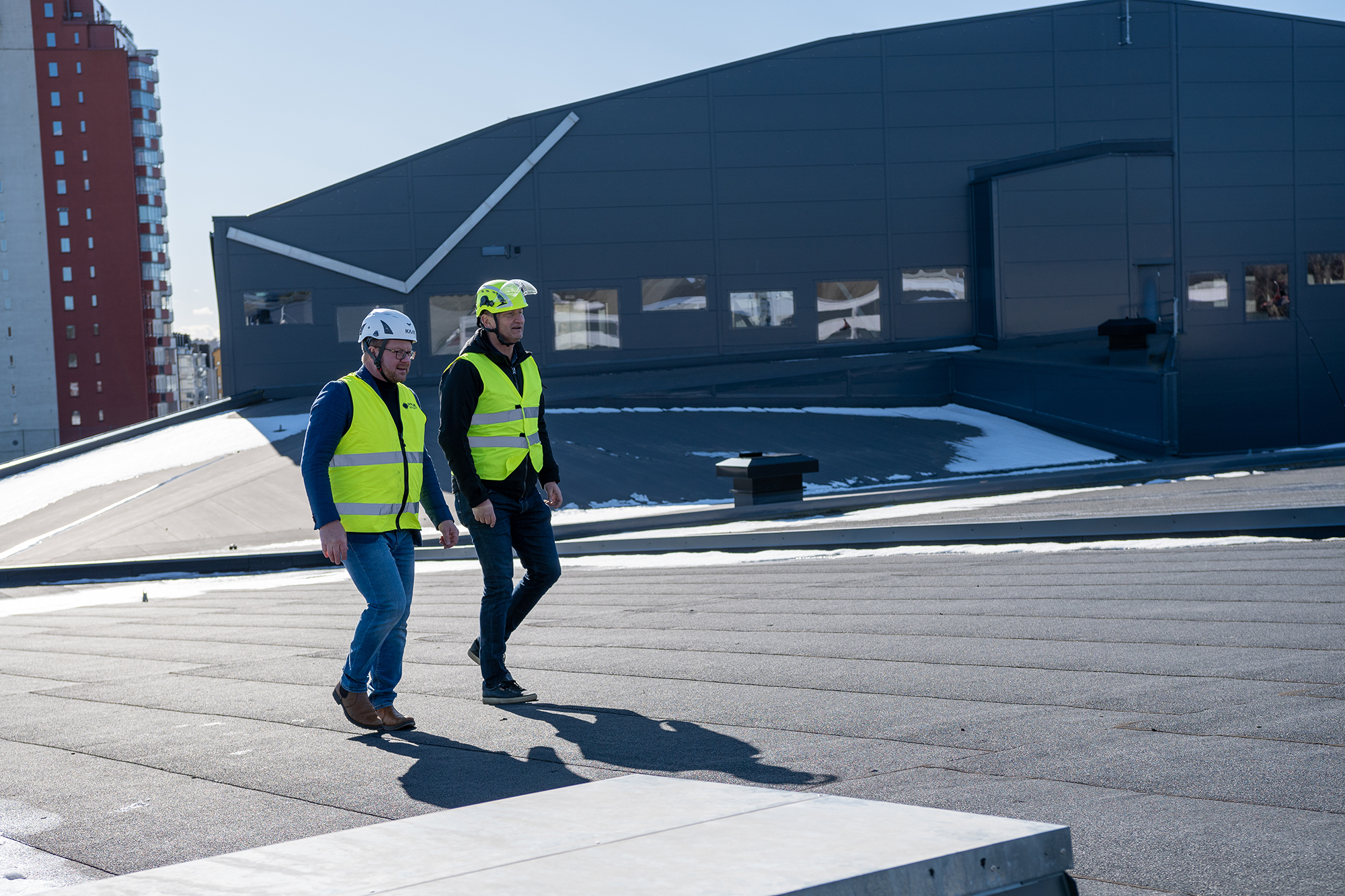 Mats Ström och Per Hammarström på taket i Rosvalla inför solcellsinstallation.